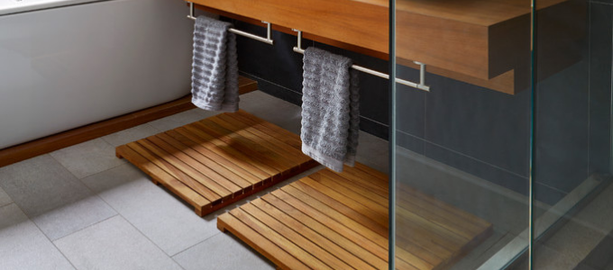 twee houten badmatten