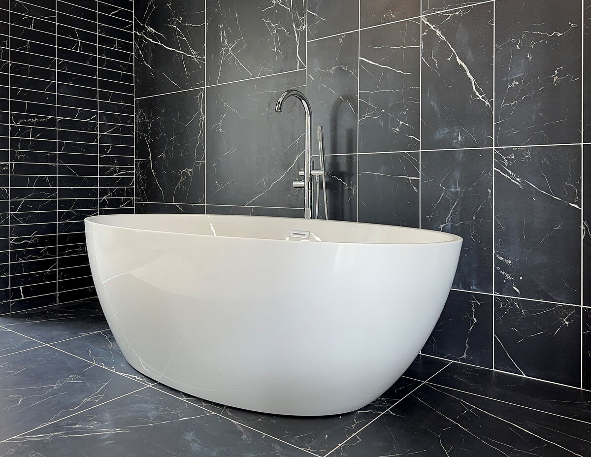 Ligbad Main - Vrijstaand - 175x100x6 cm - Glasvezelversterkt Acryl - Glans Wit - Inclusief Badwaste en Overloop Chroom (SHOWROOMMODEL)