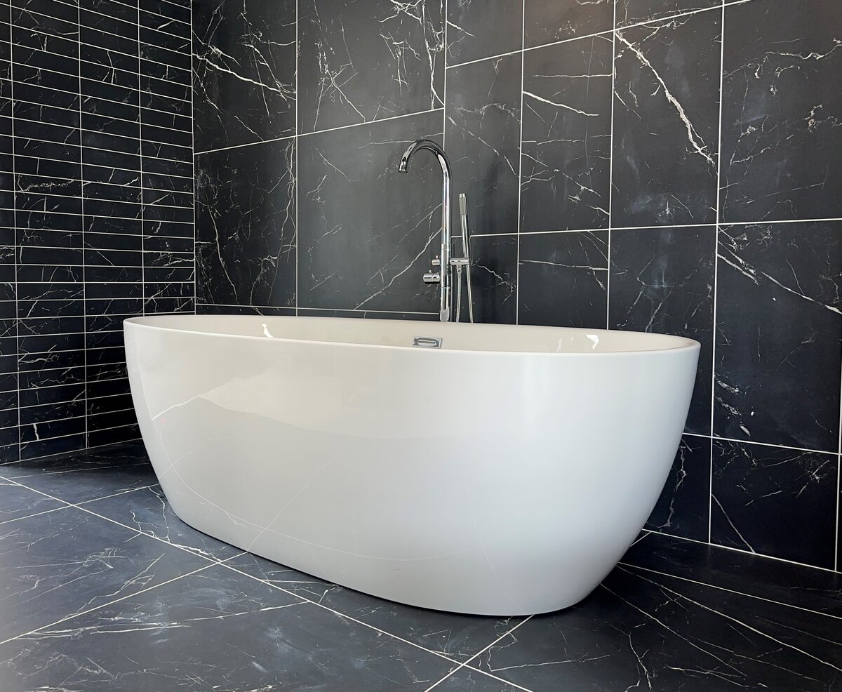 Ligbad Fulda - Vrijstaand - 186x88,5x60,5 cm - Glasvezelversterkt Acryl - Glans Wit - Inclusief Badwaste en Overloop Chroom (SHOWROOMMODEL)