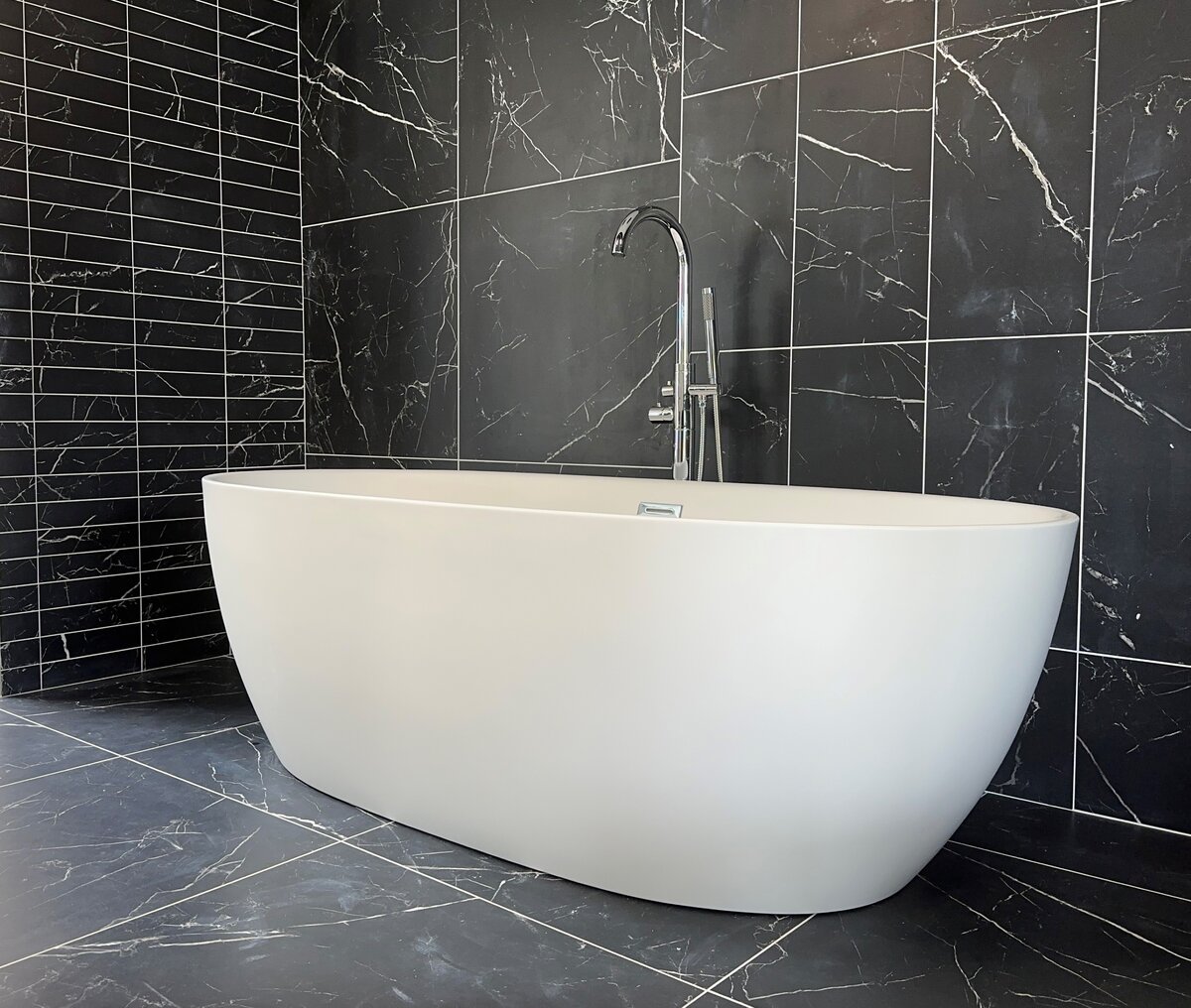 Ligbad Fulda - Vrijstaand - 186x88,5x60,5 cm - Glasvezelversterkt Acryl - Mat Wit - Inclusief Badwaste en Overloop Chroom (SHOWROOMMODEL)
