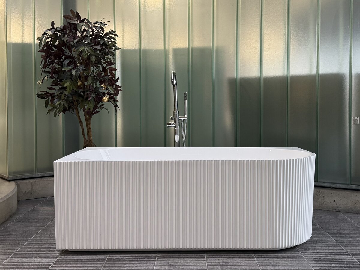 Ligbad / Hoekbad Jade - Half Vrijstaand Links Ribbel - 170x80x58 cm - Glasvezelversterkt Acryl - Glans Wit - Inclusief Badwaste en Overloop Chroom