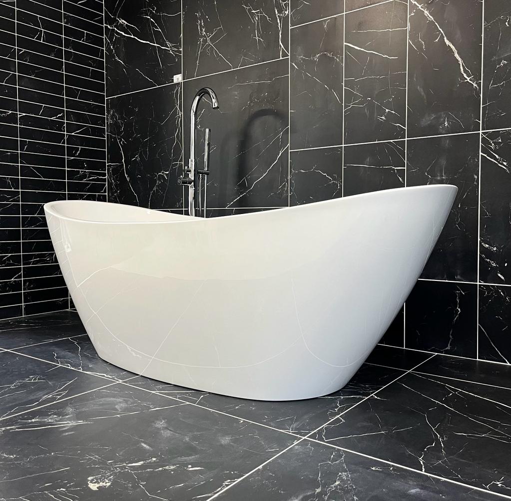 Ligbad Ilz - Vrijstaand - 180x87x65 cm - Glasvezelversterkt Acryl - Glans Wit - Inclusief Badwaste en Overloop Chroom (SHOWROOMMODEL)
